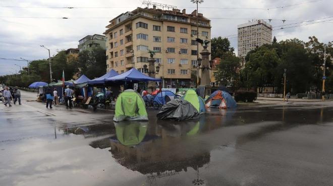 Бурята в София вдигна палатките